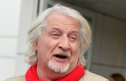 La présidente de France TV porte plainte après une chanson grivoise de Patr…
